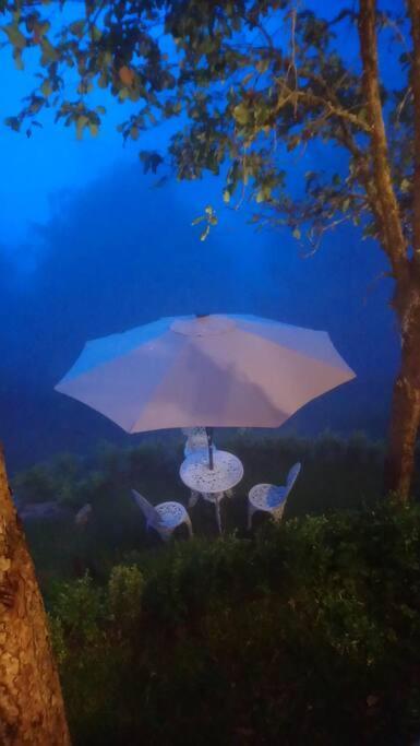 El Pacifico Cabana Con Banera Y Chimeneas En Puesta De Sol מראה חיצוני תמונה